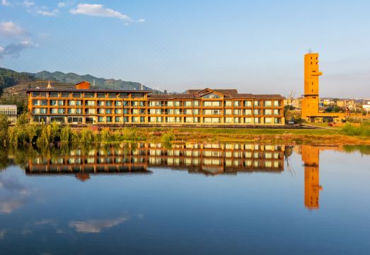 盐源柏林湖苹果庄园外景图