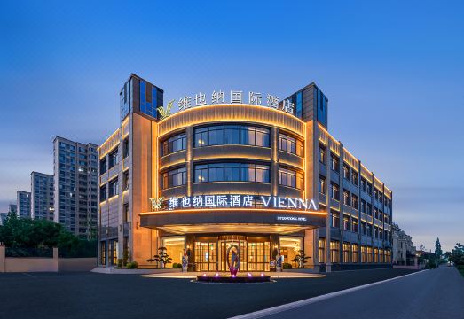 维也纳国际酒店（扬州江都奥莱广场店）外景图