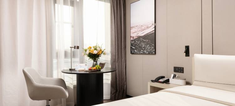 西安高新科技路地铁站亚朵酒店图片