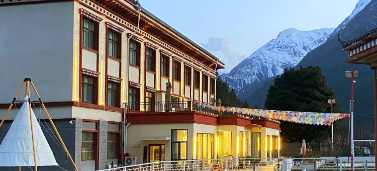 朗秋泊岸山居图片