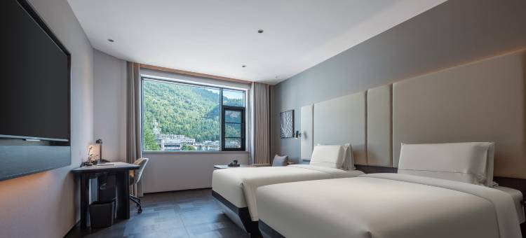 张家界国家森林公园标志门亚朵酒店图片