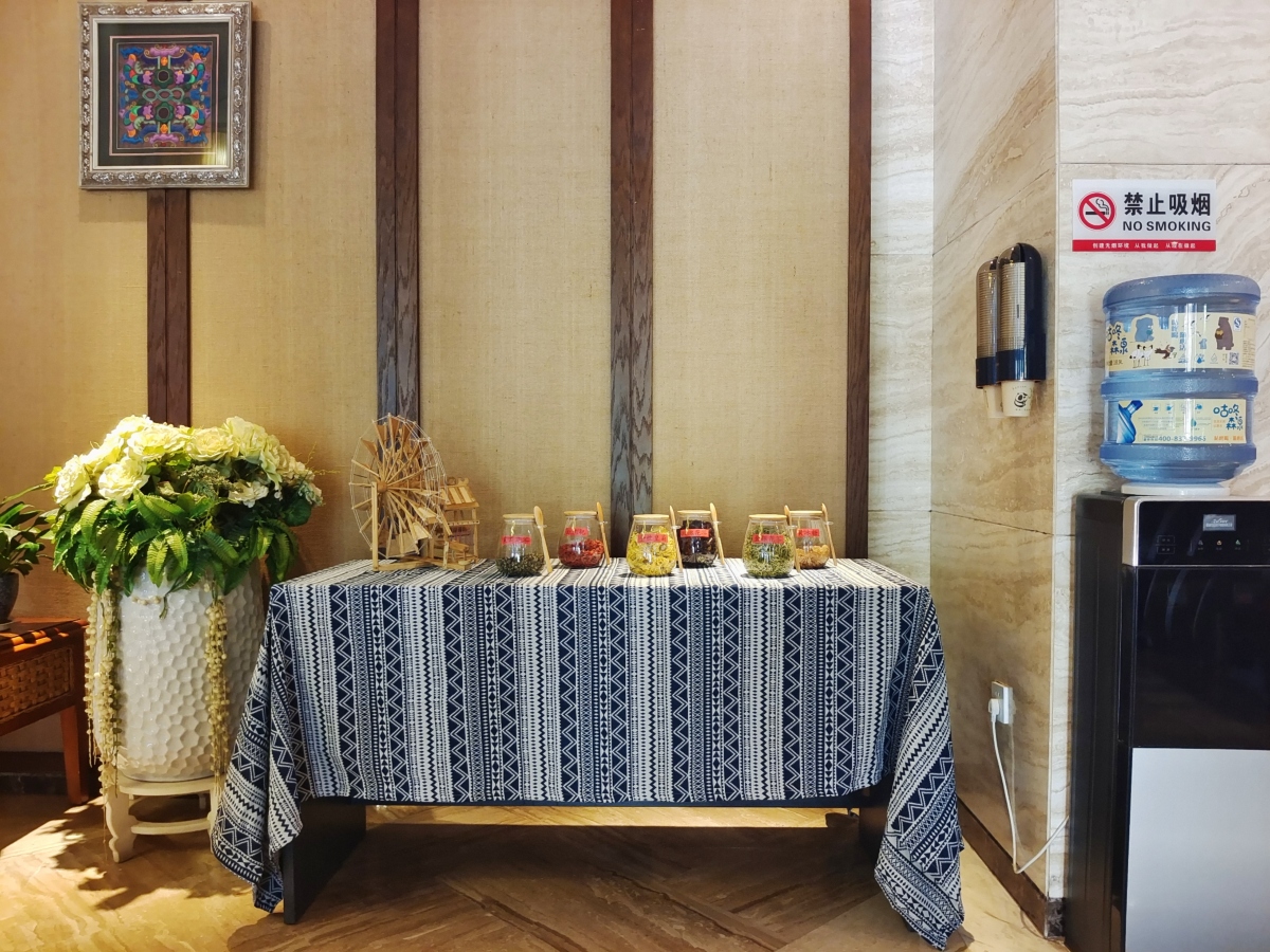 Rongting Holiday Inn LuopingHotel Overview