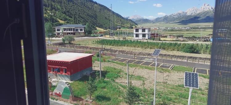 类乌齐渝昌缘民宿(康巴花都店)图片