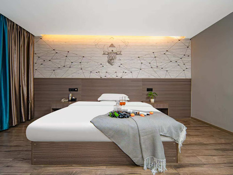 红雨酒店(吉安天虹广场文山步行街店)