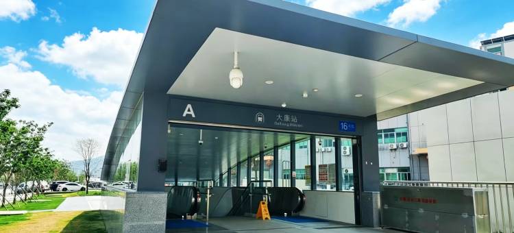 卡蔓酒店(横岗大康地铁站店)图片