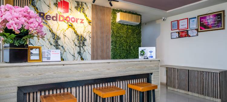 泗水红多兹酒店-潘格利马苏迪尔曼(RedDoorz @ Panglima Sudirman Surabaya)图片