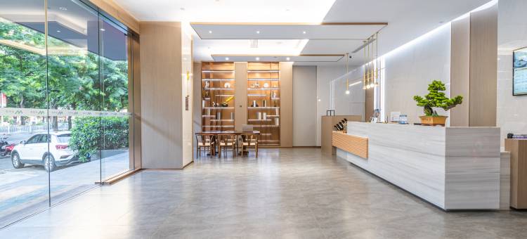 丽明居酒店(南宁师范大学明秀路校区北湖南路地铁站店)图片
