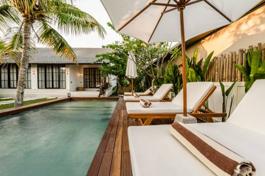 Hijau Villa by EVDEkimi – 迷人的兩房度假別墅,附泳池(Hijau Villa by EVDEkimi – Charming 2BR escape w/pool, outdoor lounge, lush garden)