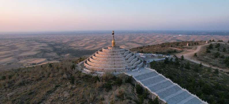 银肯塔拉沙漠太空舱营地图片