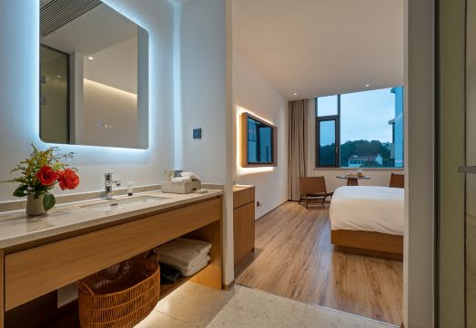 Floral Hotel·  Hot Spring Lake Resort HotelHotel Overview