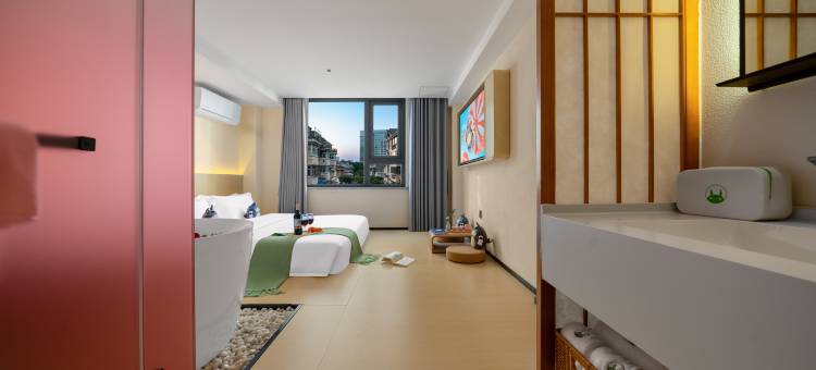 龙猫精灵酒店(南京南站胜太路地铁站店)图片