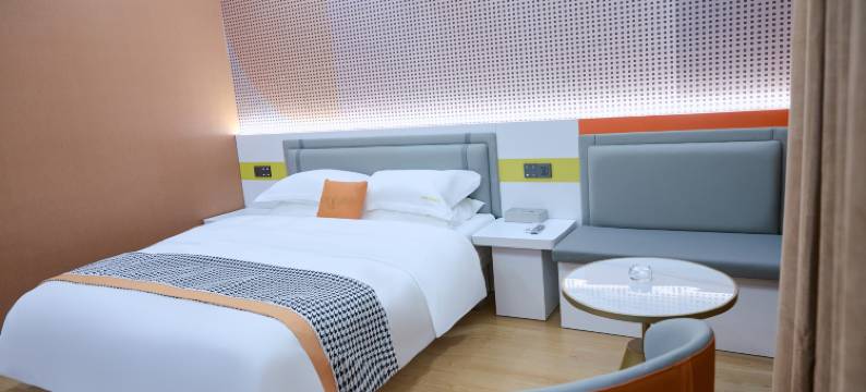 愉快智慧影音酒店(陆良图腾商业中心店)图片