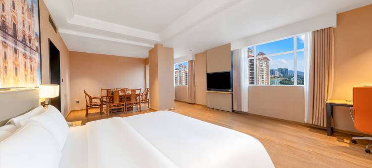 好莱湾酒店(罗定市江滨公园店)图片