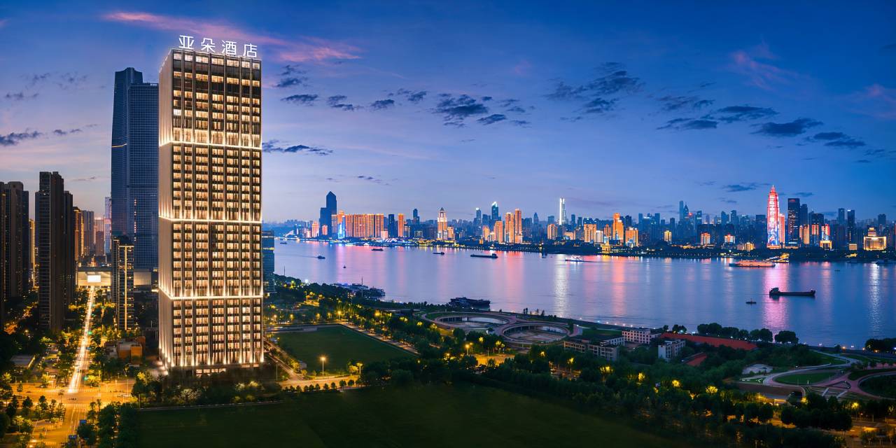 武汉武昌长江中心江景亚朵酒店图片
