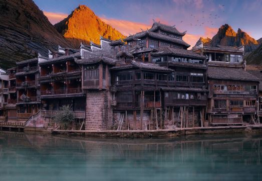 予江月·自然美学设计师观沱江江景美宿Holiday Villa（凤凰古城沱江店）外景图