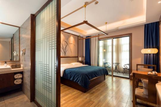 兰心居酒店 (上海万象城紫藤路地铁站店)