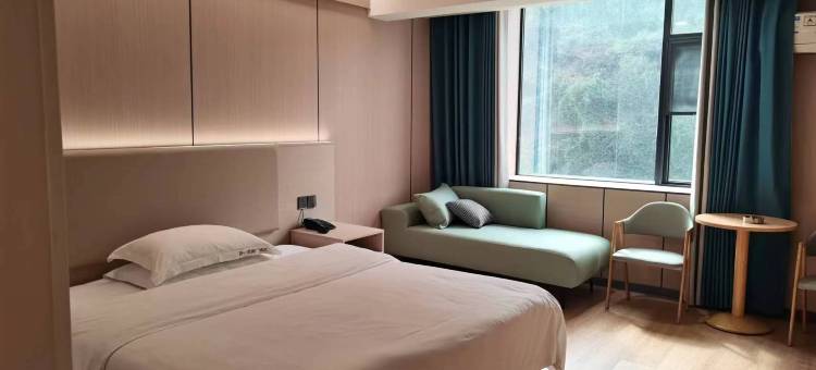 派酒店(贺州远东商城缤纷环球城店)图片