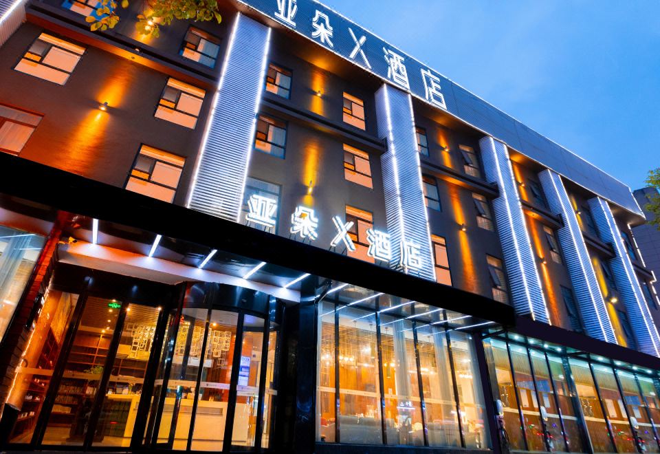 武汉武昌火车站店亚朵轻居酒店外景图