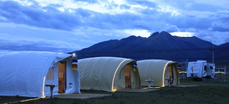 当雄纳木错奇幻马术度假村图片