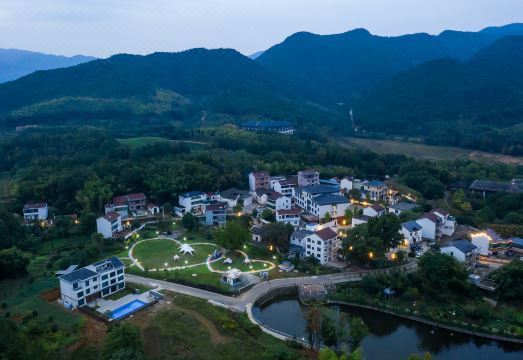 花筑村·嵊州温泉湖度假酒店外景图
