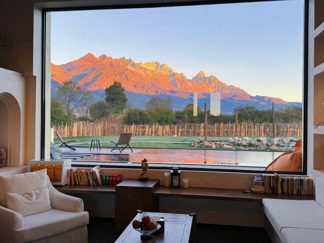 不晚里予·日照金山｜雪山全景度假酒店(白沙古镇店)图片