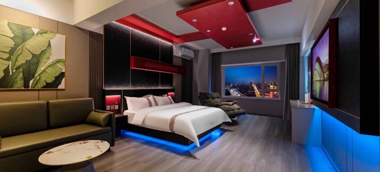 那么海棠·高空城景酒店(沈阳西塔美食街店)图片