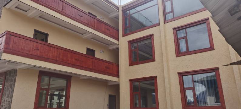 巴松措仓央观景民宿图片