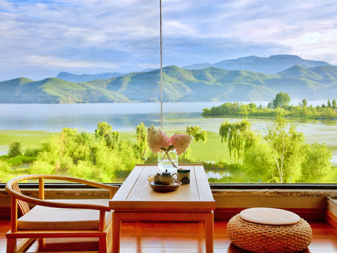 泸沽湖悦莲莊花湖墅院