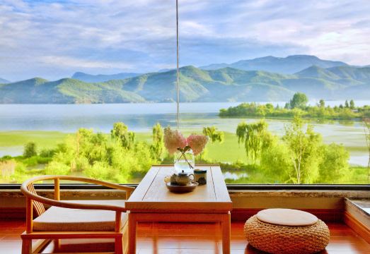 泸沽湖悦莲庄花湖墅院外景图