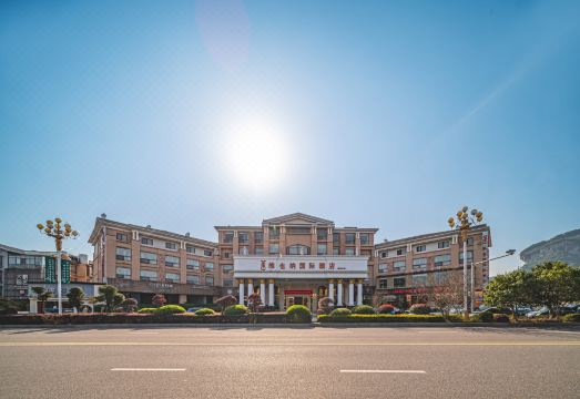 维也纳国际酒店（武夷山印象大红袍店）外景图