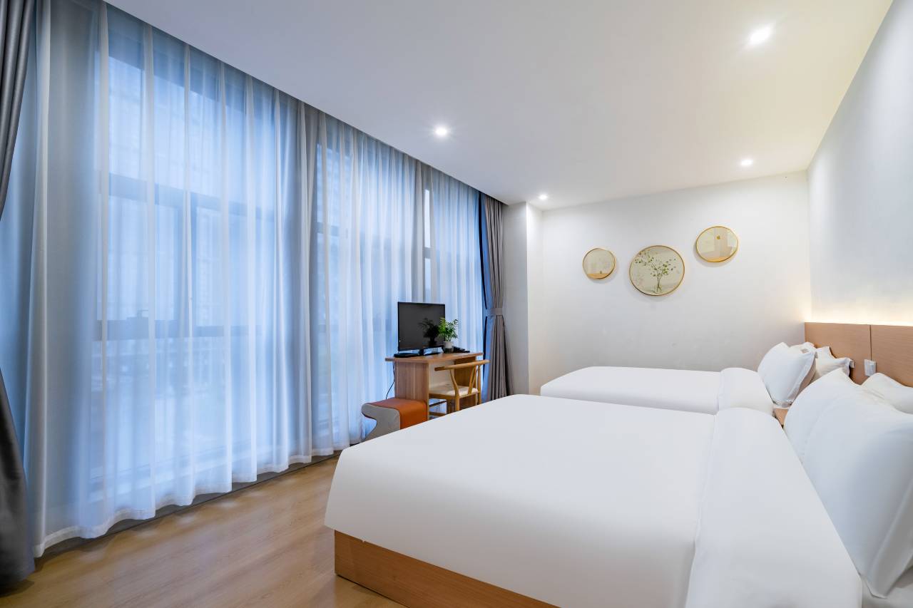 四叶草·酒店(绍兴柯桥中国轻纺城地铁站店)