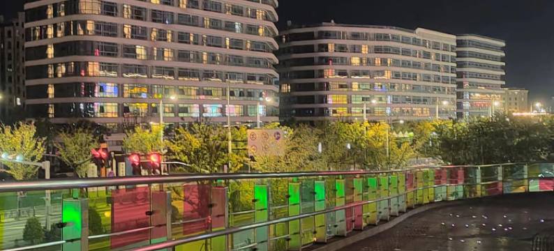 微澜·轻奢影院城市民宿(衢州高铁站万达广场店)图片