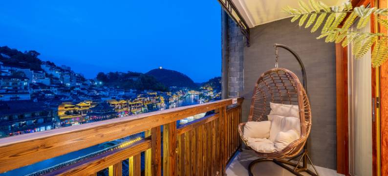 凤凰向云端江景民宿(凤凰古城景区南华门店)图片