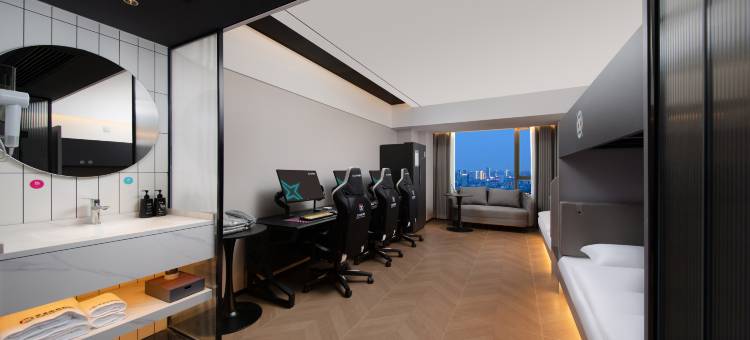 艺龙电竞酒店(郑州二七万达齐礼阎地铁站店)图片