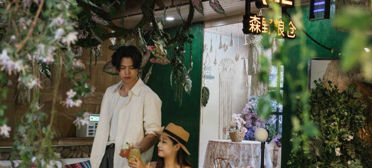 逐隐行·牧云山谷溪上秋千美宿图片