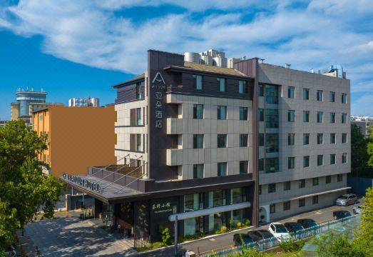 扬州东关街个园亚朵酒店外景图