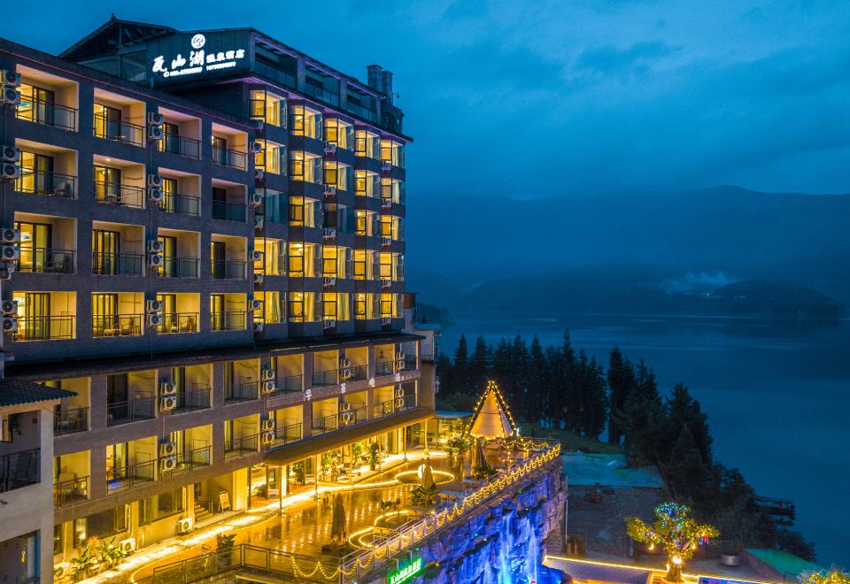 瓦山湖温泉酒店外景图