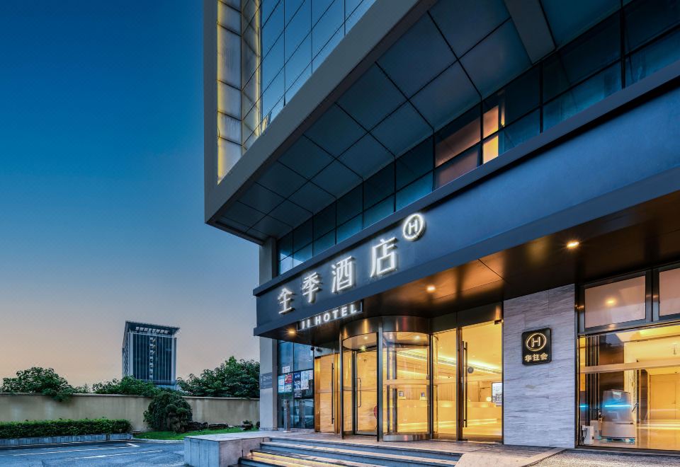 JI Hotel (Shanghai Hongqiao Hub Xujing) over view