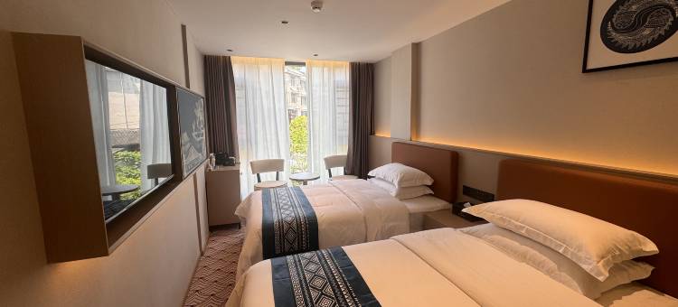 九天嘉尔酒店(凤凰古城游客中心店)图片