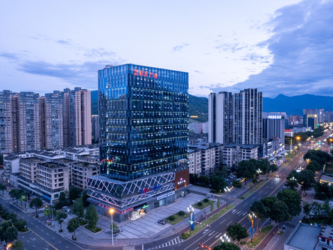 远景优巢|既山野Embracing ·空中溯野酒店(雅安西康商业广场店)