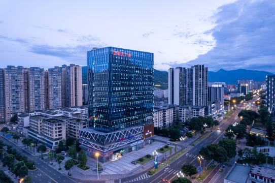 远景优巢|既山野Embracing ·空中溯野酒店(雅安西康商业广场店)