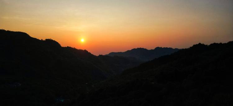 峨眉山东月半山民宿图片