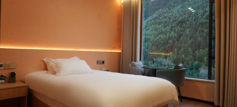 红城·蔚蓝酒店(四姑娘山景区店)图片