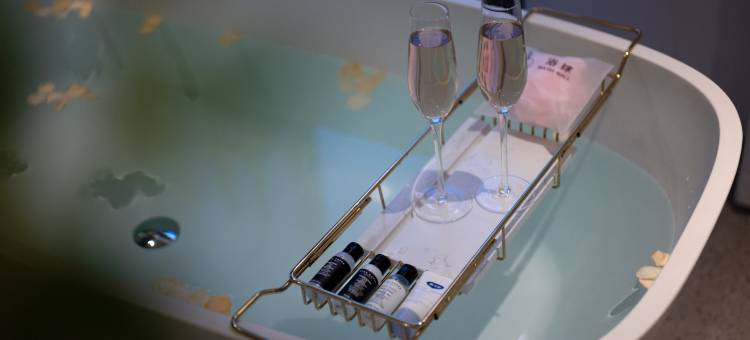 优范Plus·江景酒店(医科大一附院南湖公园店)图片