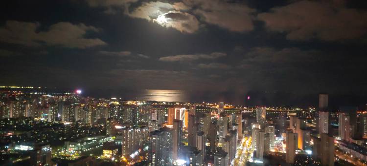 陌上轻雅高空海景酒店(日照华润万象汇万平口景区店)图片