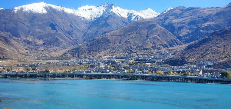 拉萨西藏大学滨河路亚朵酒店图片