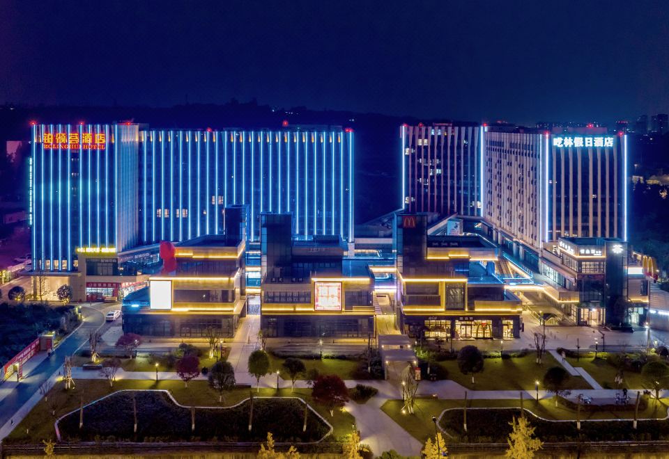 铂领荟酒店（成都军区总医院熊猫基地西大门地铁站店）外景图