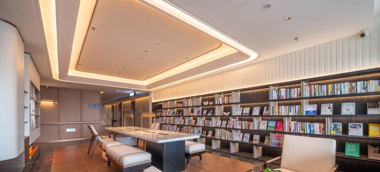 沈阳青年大街方型广场地铁站亚朵酒店图片