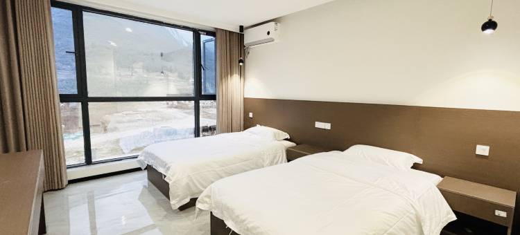 泸定鹿鸣HOTEL图片