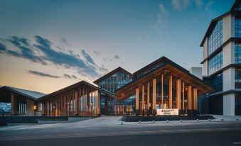 HUALUXE Chongqing Wushan Over view